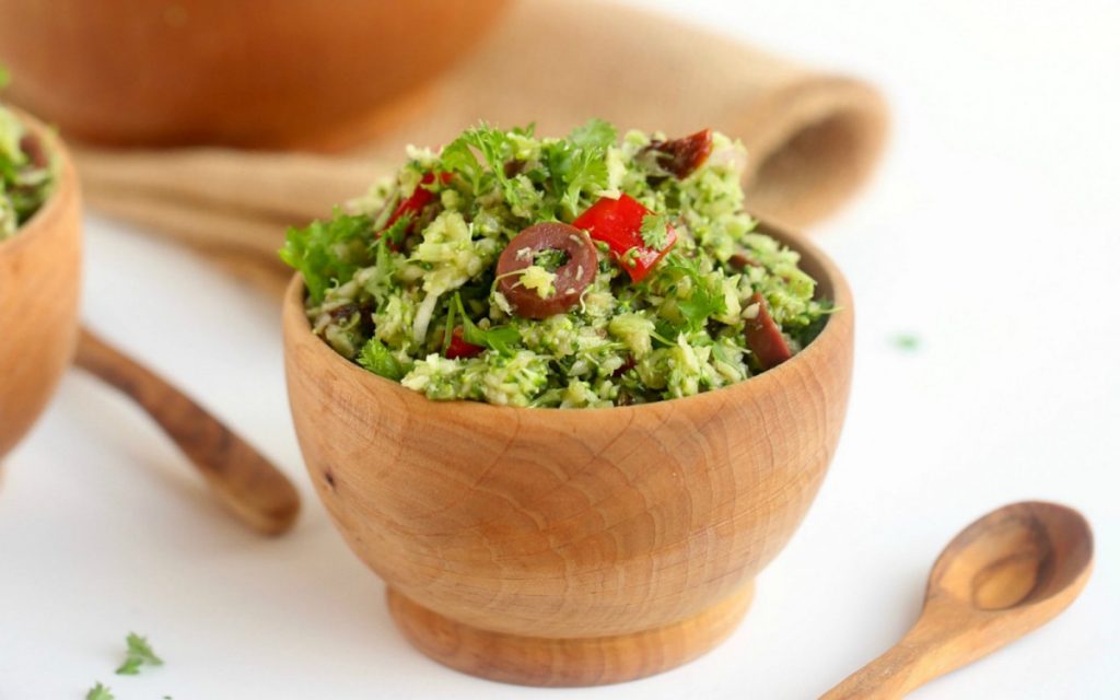 Salata de broccoli cu ardei kapia si branza de capra